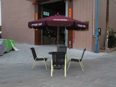 2.7M木纹色铝合金中柱伞配套一桌二椅，加送22KG环保混合材料伞座